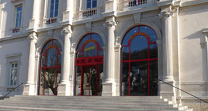 Sas d'entrée avec portes automatiques et ossature Théâtre municipal Vienne